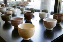 99 Schalen – ein Kosmos - Zeitgenössische Keramik von Young-Jae Lee gastiert vom 23. April bis 25. Oktober 2026 im Foyer des Museum für Ostasiatische Kunst Köln (&copy; Thomas Brill)