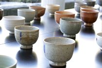 99 Schalen – ein Kosmos - Zeitgenössische Keramik von Young-Jae Lee gastiert vom 23. April bis 25. Oktober 2026 im Foyer des Museum für Ostasiatische Kunst Köln (&copy; Thomas Brill)