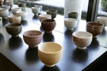 99 Schalen – ein Kosmos - Zeitgenössische Keramik von Young-Jae Lee gastiert vom 23. April bis 25. Oktober 2026 im Foyer des Museum für Ostasiatische Kunst Köln (&copy; Thomas Brill)