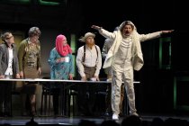 Ensemble spielt das Stück "Lehrerzimmer" bei der Stunksitzung 2017 im E-Werk Köln (© Thomas Brill)