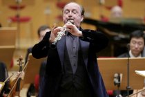 Französische Oboist François Leleux gastiert in Begleitung des Gürzenich Orchester Köln unter der Leitung des kolumbianischen Dirigenten Andrés Orozco-Estrada in der Kölner Philharmonie (&copy; Thomas Brill)