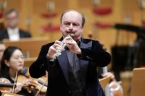 Französische Oboist François Leleux gastiert in Begleitung des Gürzenich Orchester Köln unter der Leitung des kolumbianischen Dirigenten Andrés Orozco-Estrada in der Kölner Philharmonie (&copy; Thomas Brill)