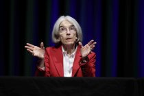 Amerikanische Schriftstellerin Donna Leon diskutiert mit der Journalistin Shelly Kupferberg über "Flüchtiges Begehren", den 30. Fall für Commissario Brunetti im Rahmen der lit.COLOGNE 2022 im Theater am Tanzbrunnen Köln (© Thomas Brill)