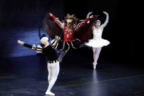 Amerikanische Männer-Ballettkompanie Les Ballets Trockadero de Monte Carlo gastiert im Rahmen des 35. Kölner Sommerfestivals vom 16. bis 21. Juli 2024 in der Kölner Philharmonie (© Thomas Brill)