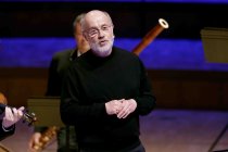 Astrophysiker Harald Lesch und das Merlin Ensemble Wien unter der Leitung von Martin Walch erklären mit Vivaldis "Die vier Jahreszeiten" den Klimawande in der Kölner Philharmonie (&copy; Thomas Brill)