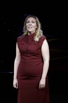 Deutsche Mezzosporanistin Stephanie Lesch gastiert in Begleitung des spanischen Pianistin Ainoa Padrón und des deutschen Schauspielers Andreas Durban im Rahmen der Konzertreihe "Im Zentrum Lied" in der Fritz Thyssen Stiftung Köln (© Thomas Brill)