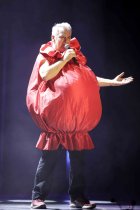 Josef Piek singt das Klagelied der "Letzten Kamelle" bei der Stunksitzung 2018 im E-Werk Köln (© Thomas Brill)