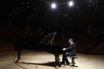 Russisch-deutsche Pianist Igor Levit gastiert mit Werken von Ludwig van Beethoven und Franz Schubert in der Philharmonie Köln (© Thomas Brill)