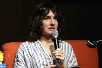 Kölner Schriftstellerin Son Lewandowski iest aus ihrem Debütroman "Die Routinen" im Freien Werkstatt Theater Köln (&copy; Thomas Brill)