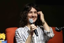 Kölner Schriftstellerin Son Lewandowski iest aus ihrem Debütroman "Die Routinen" im Freien Werkstatt Theater Köln (&copy; Thomas Brill)