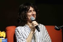 Kölner Schriftstellerin Son Lewandowski iest aus ihrem Debütroman "Die Routinen" im Freien Werkstatt Theater Köln (&copy; Thomas Brill)