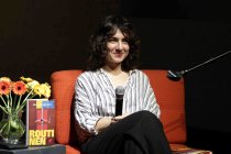 Kölner Schriftstellerin Son Lewandowski iest aus ihrem Debütroman "Die Routinen" im Freien Werkstatt Theater Köln (&copy; Thomas Brill)