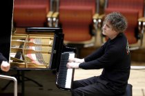 Britischer Pianist Paul Lewis gastiert in Begleitung des Concertgebouworkest Young unter der Leitung des britischen Dirigenten Daniel Harding in der Kölner Philharmonie (© Thomas Brill)