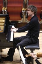 Britischer Pianist Paul Lewis gastiert in Begleitung des Concertgebouworkest Young unter der Leitung des britischen Dirigenten Daniel Harding in der Kölner Philharmonie (© Thomas Brill)