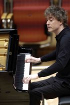 Britischer Pianist Paul Lewis gastiert in Begleitung des Concertgebouworkest Young unter der Leitung des britischen Dirigenten Daniel Harding in der Kölner Philharmonie (© Thomas Brill)