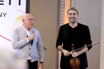 Deutsche Konzertveranstalter Marek Lieberberg bedrüßt den deutsch/amerikanischen Violinisten David Garrett präsentiert auf einer Pressekonferenz sein neues Album "Millennium Symphony" und Tour, die ihn am 03. April 2025 in die Kölner Lanxess-Arena fü (© Thomas Brill)
