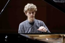 Kanadische Pianist Jan Lisiecki gastiert mit Werken von Johann Sebastian Bach, Robert Schumann, Frédéric Chopin und Franz Schubert in der Philharmonie Köln (© Thomas Brill)