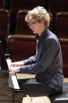 Kanadische Pianist Jan Lisiecki gastiert in Begleitung der Camerata Salzburg unter der Leitung des französischen Dirigenten Louis Langrée in der Philharmonie Köln (© Thomas Brill)