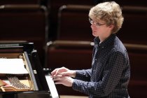 Kanadische Pianist Jan Lisiecki gastiert in Begleitung der Camerata Salzburg unter der Leitung des französischen Dirigenten Louis Langrée in der Philharmonie Köln (© Thomas Brill)