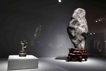 Die Ausstellung „Bizarre Schönheiten. Chinesische Literatensteine der Sammlung Benz“ gastiert vom 9. April 2024 bis 6. Januar 2025 im Museum für Ostasiatische Kunst Köln (© Thomas Brill)