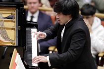 Kanadische Pianist Bruce Liu gastiert in Begleitung des Philharmonia Orchestra unter der Leitung des finnischen Dirigenten Santtu-Matias Rouvali mit dem Werk von Sergej Rachmaninow "Konzert für Klavier und Orchester in der Kölner Philharmonie (© Thomas Brill)