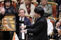 Kanadische Pianist Bruce Liu gastiert in Begleitung des Philharmonia Orchestra unter der Leitung des finnischen Dirigenten Santtu-Matias Rouvali mit dem Werk von Sergej Rachmaninow "Konzert für Klavier und Orchester in der Kölner Philharmonie (© Thomas Brill)