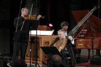 Rüdiger Lotter (Violine), Leon Berben (Cembalo/Orgel) und Sören Leupold (Laute) gastieren mit einer Auswahl von "Heinrich Ignaz Biber, Rosenkranzsonaten" bei der "Romanischen Nacht" in der Kirche St. Maria im Kapitol Köln (© Thomas Brill)