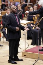 Amerikanische Bariton Lester Lynch gastiert in Begleitung des Symphonieorchester des Bayerischen Rundfunks unter der Leitung des britischen Dirigenten Sir Simon Rattle in der Kölner Philharmonie (© Thomas Brill)