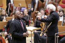 Amerikanische Bariton Lester Lynch gastiert in Begleitung des Symphonieorchester des Bayerischen Rundfunks unter der Leitung des britischen Dirigenten Sir Simon Rattle in der Kölner Philharmonie (© Thomas Brill)
