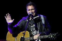 Amerikanische Sänger und Komödiant Stephen Lynch gastiert auf seiner "The My Old Heart"-Tour im Theater am Tanzbrunnen Köln (&copy; Thomas Brill)