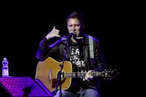 Amerikanische Sänger und Komödiant Stephen Lynch gastiert auf seiner "The My Old Heart"-Tour im Theater am Tanzbrunnen Köln (&copy; Thomas Brill)