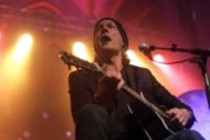 Deutscher Musiker und Songwriter Wolf Maahn gastiert auf seiner "Lieder vom Rand der Galaxis - Solo Live"-Tour in der Kulturkirche Köln (© Thomas Brill)
