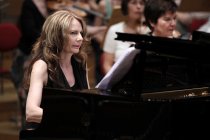 Amerikanische Dirigent Kristjan Järvi leitet das MDR Sinfonieorchester in Begleitung der btitischen Percussionistin Evelyn Glennie und der britischen Pianistin Joanna MacGregor in der Philharmonie Köln (© Thomas Brill)