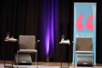 Britische Schriftstellerin Helen Macdonald spricht mit der Moderatorin Margarete von Schwarzkopf über den "Flügelschlag am Abendhimmel" im Rahmen der lit.COLOGNE SPEZIAL im Klaus-von-Bismarck-Saal im Funkhaus Köln (© Thomas Brill)