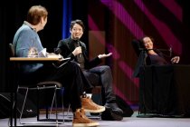 Britische Schriftstellerin Helen Macdonald spricht mit der Moderatorin Margarete von Schwarzkopf über den "Flügelschlag am Abendhimmel" im Rahmen der lit.COLOGNE SPEZIAL im Klaus-von-Bismarck-Saal im Funkhaus Köln (© Thomas Brill)