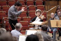 Deutsche Geigerin Anne-Sophie Mutter gastiert in Begleitung des Danish National Symphony Orchestra unter der Leitung des rumänischen Dirigenten Cristian Macelaru in der Philharmonie Köln (© Thomas Brill)