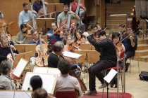 Rumänischer Dirigent Cristian Macelaru leitet das WDR Sinfonieorchester Köln in der Kölner Philharmonie (© Thomas Brill)