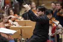 Rumänischer Dirigent Cristian Macelaru leitet das WDR Sinfonieorchester Köln in der Kölner Philharmonie (© Thomas Brill)