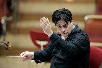 Rumänischer Dirigent Cristian Macelaru leitet das WDR Sinfonieorchester Köln in der Kölner Philharmonie (© Thomas Brill)