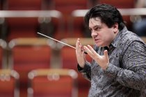 Rumänischer Dirigent Cristian Macelaru leitet das Danish National Symphony Orchestra in der Philharmonie Köln (© Thomas Brill)