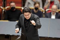 Rumänischer Dirigent Cristian Macelaru leitet das Orchestre National de France in der Kölner Philharmonie (© Thomas Brill)