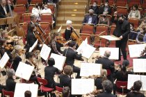 Rumänischer Dirigent Cristian Macelaru leitet das WDR Sinfonieorchester Köln in Begleitung der Sopranistin Emily Hindrichs beim Eröffnungskonzert des Festivals "ACHT BRÜCKEN/Musik für Köln" in der Kölner Philharmonie (© Thomas Brill)