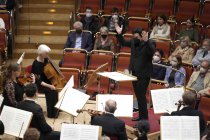 Rumänischer Dirigent Cristian Macelaru leitet das WDR Sinfonieorchester Köln in Begleitung der Sopranistin Emily Hindrichs beim Eröffnungskonzert des Festivals "ACHT BRÜCKEN/Musik für Köln" in der Kölner Philharmonie (© Thomas Brill)