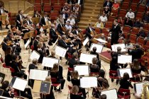Finnische Dirigent Klaus Mäkelä leitet das Concertgebouworkest in der Kölner Philharmonie (&copy; Thomas Brill)