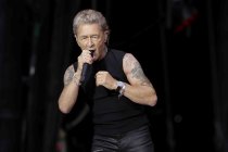 Deutsche Sänger Peter Maffay gastiert mit seiner Band auf seiner "We Love Rock 'n' Roll - Farewell"-Tour im RheinEnergie Stadion Köln (© Thomas Brill)