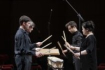 Niederländischer Dirigent Lawrence Renes leitet das Mahler Chamber Orchestra in Begleitung der moldawischen Violinistin Patricia Kopatchinskaja in der Philharmonie Köln (© Thomas Brill)