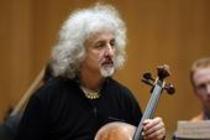 Lettische Violoncellist Mischa Maisky begleitet die Moskauer Virtuosen unter der Leitung von Wladimir Spivakov in der Philharmonie Köln (© Thomas Brill)