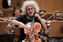 Lettische Violoncellist Mischa Maisky begleitet mit seinem Sohn Sascha Maisky das Slovenian Philharmonic Orchestra unter der Leitung des tadschikischen Dirigenten Benjamin Yusupov in der Philharmonie Köln (© Thomas Brill)