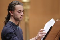 Lettische Violoncellist Mischa Maisky begleitet mit seinem Sohn Sascha Maisky das Slovenian Philharmonic Orchestra unter der Leitung des tadschikischen Dirigenten Benjamin Yusupov in der Philharmonie Köln (© Thomas Brill)