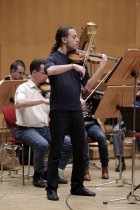 Lettische Violoncellist Mischa Maisky begleitet mit seinem Sohn Sascha Maisky das Slovenian Philharmonic Orchestra unter der Leitung des tadschikischen Dirigenten Benjamin Yusupov in der Philharmonie Köln (© Thomas Brill)
